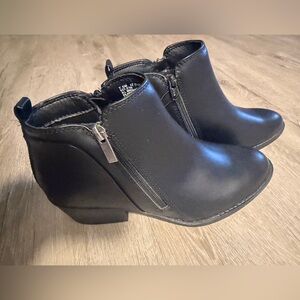 NWT Women’s Arizona Jean Company Ankle Booties with Side Zippers